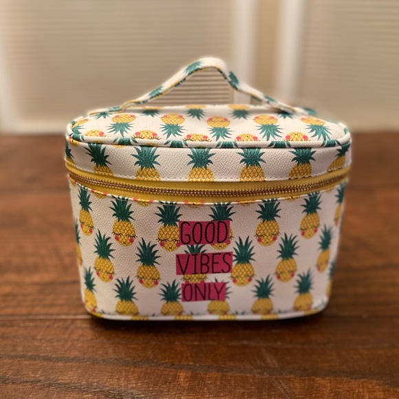 Good Vibes Only Pineapple Cosmetic Carrying Case With Handle - Picture 9 of 12